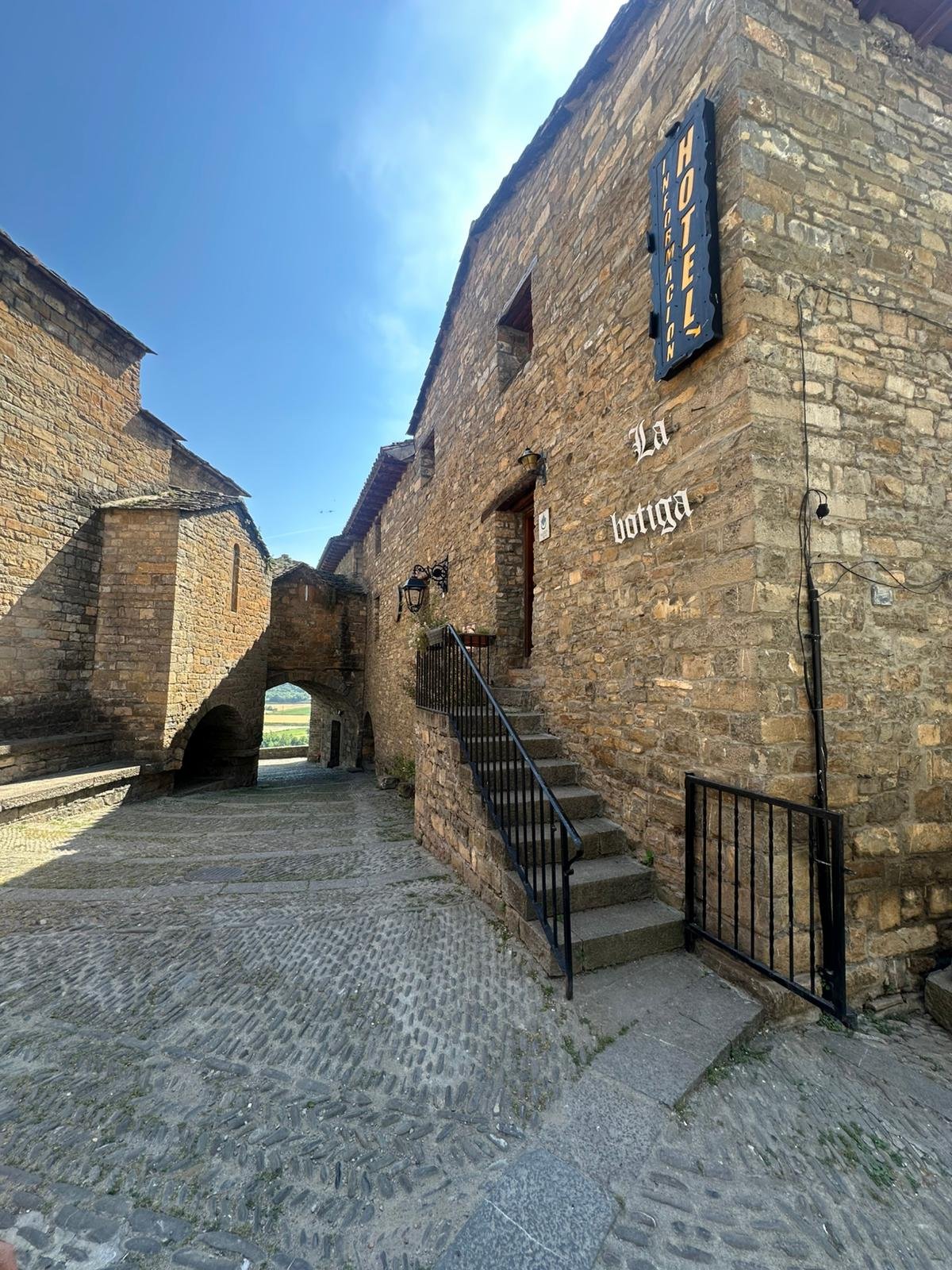 Fachada de la Casa Rural El Hospital en Aínsa