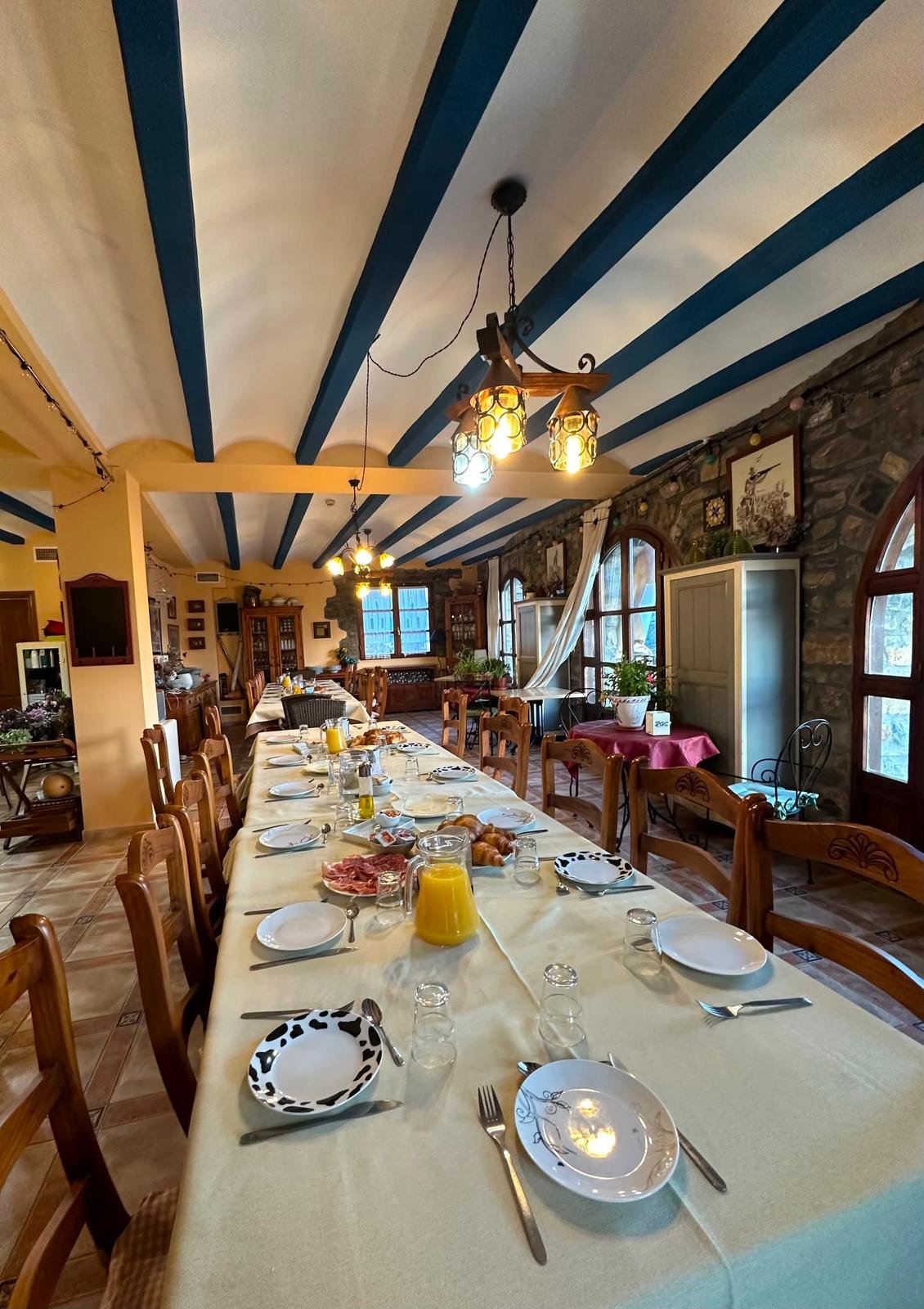 Comedor del Hotel Villa Románica preparado para desayuno